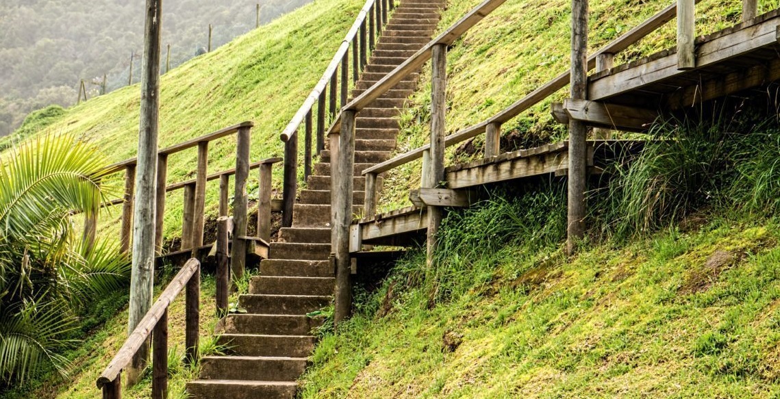 Een kruispunt van twee trappen
