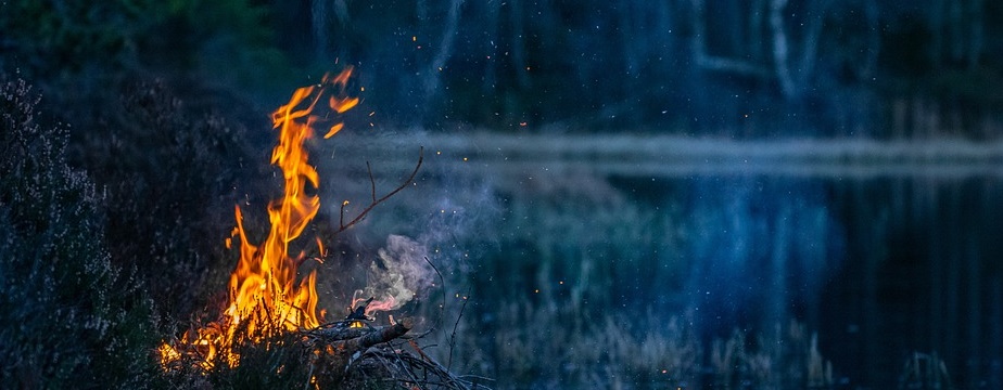 Een vuur in een koud landschap