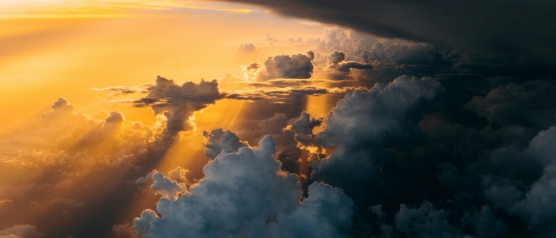Een wolkenlucht met contrast van licht en donker