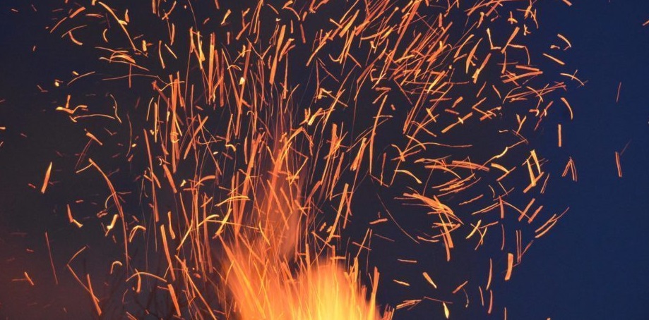 Vuur waar vonken vanaf komen