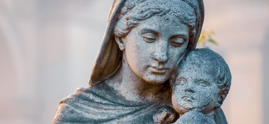 Standbeeld van Maria met kindje Jezus