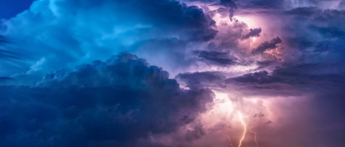 Bliksem in een wolkendek