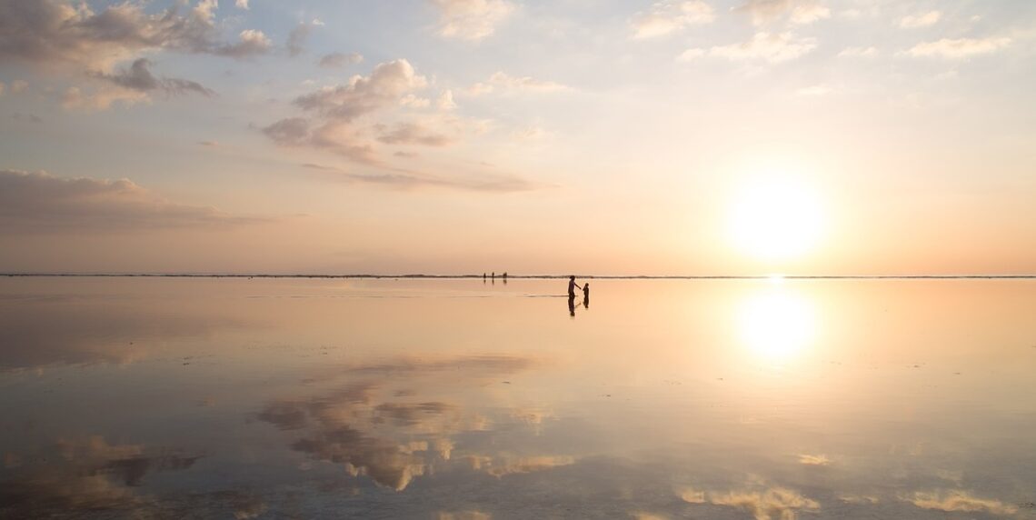 Spiegelende watervlakte