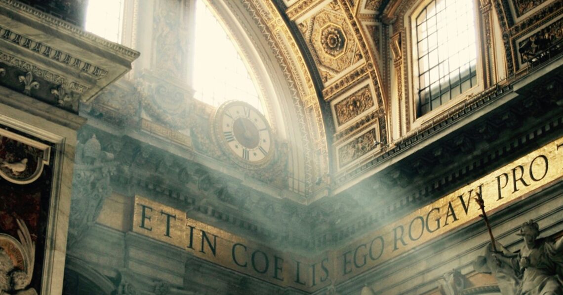 Kerkraam omgeven door kunst