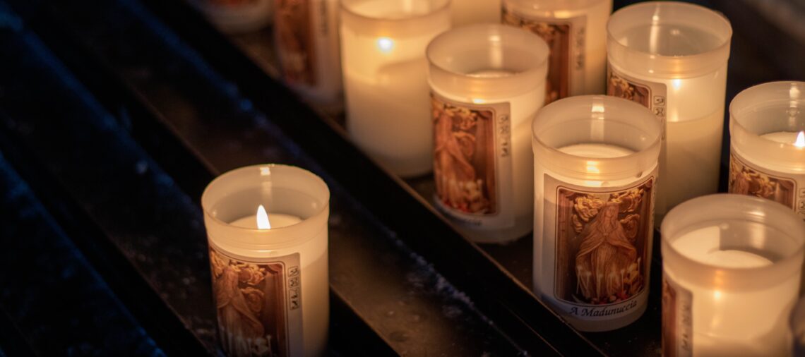 Brandende kaarsen in religieuze setting