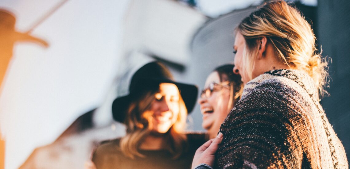 Jonge vrouwen die met elkaar praten