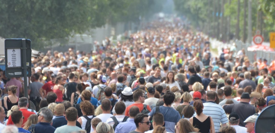 Van stilstand naar beweging Een mensenmassa die tot in de verte zichtbaar is
