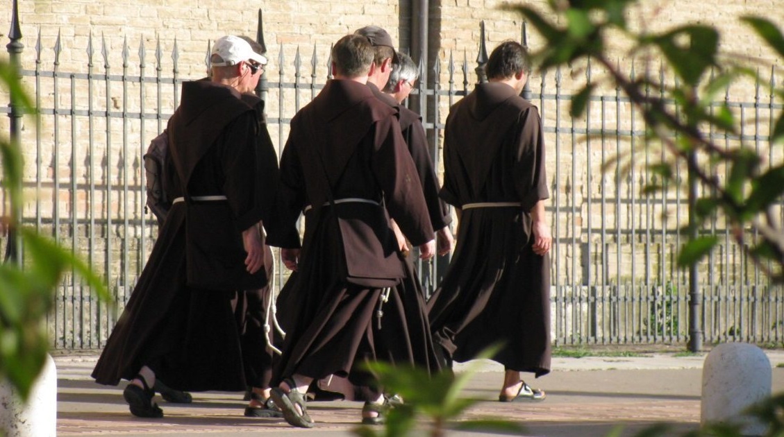 Franciscus van Assisi Minderbroeders onderweg.