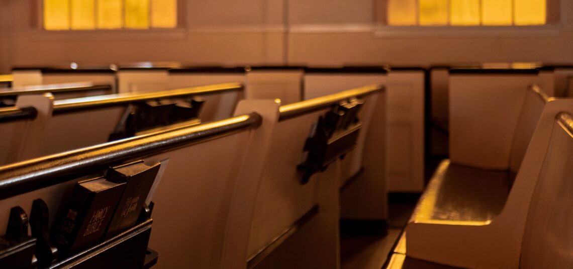 Kerkbanken in zonlicht