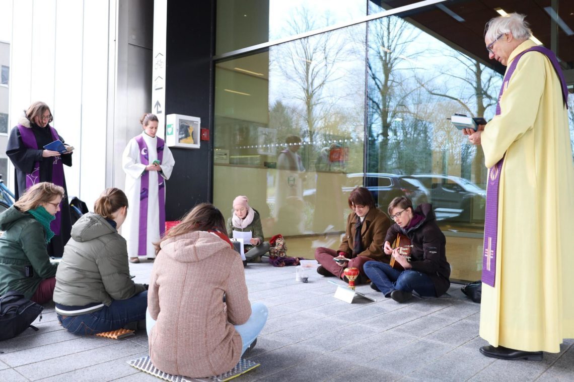 Christelijke klimaatactivisten in actie bij het kantoor van PFZW.