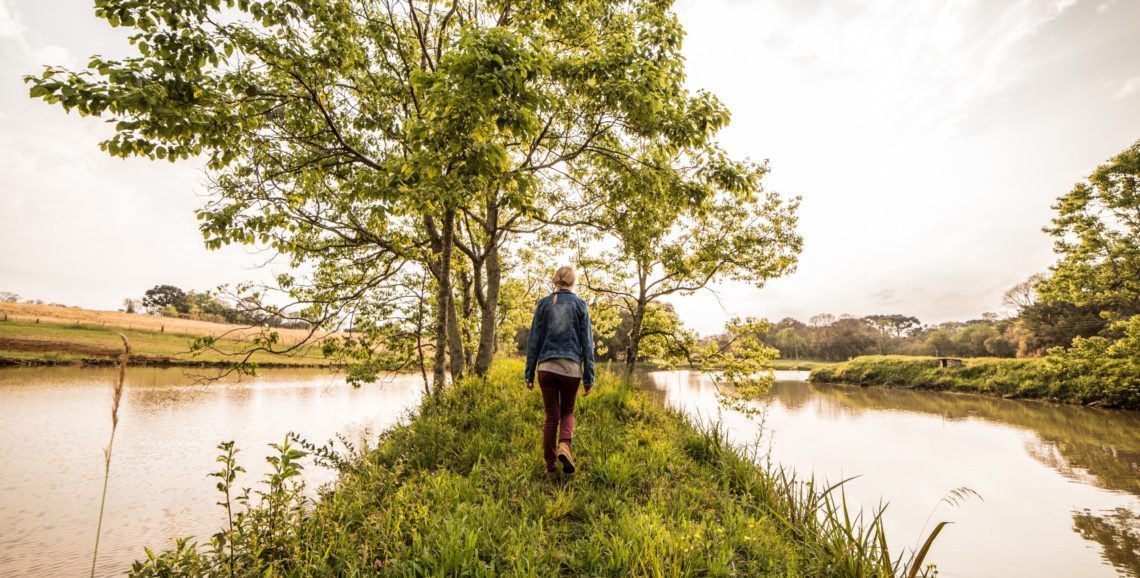 Groenendijk-Spiritualiteit-vind-je-‘gewoon-in-de-natuur-1-beeld-Pxhere Een vrouw maakt een wandeling in de natuur