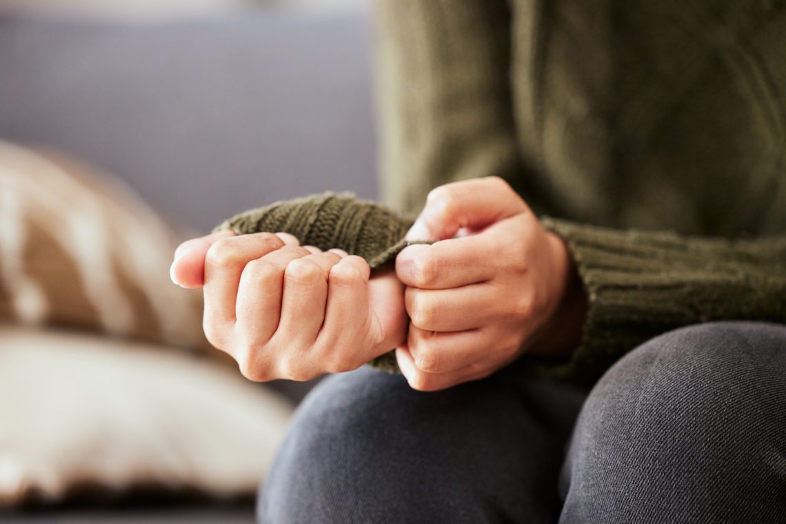 Handen van een jonge vrouw in een gespannen houding Handen van een jonge vrouw in een gespannen houding