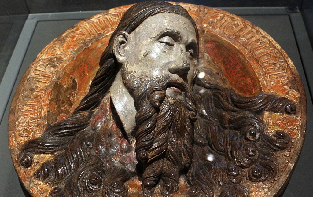 Houten kunstwerk van de schaal met het hoofd van Johannes de Doper.