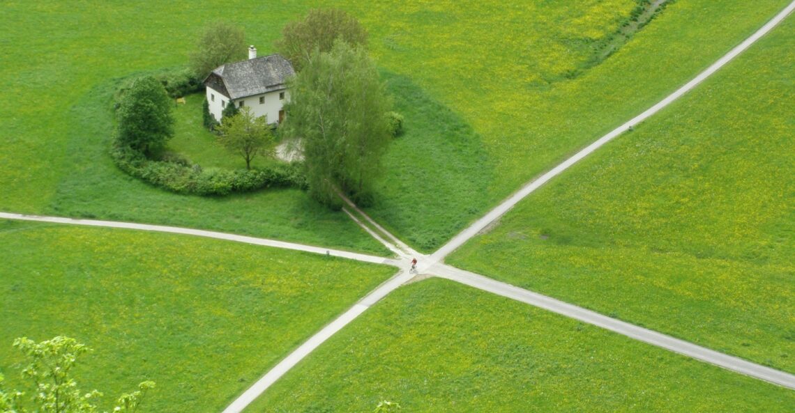 Nissen-Het-heden-als-inspirerend-kruispunt-tussen-verleden-en-toekomst-1-beeld-rarestohanean-Pixabay Huis aan een kruispunt, vanuit de lucht
