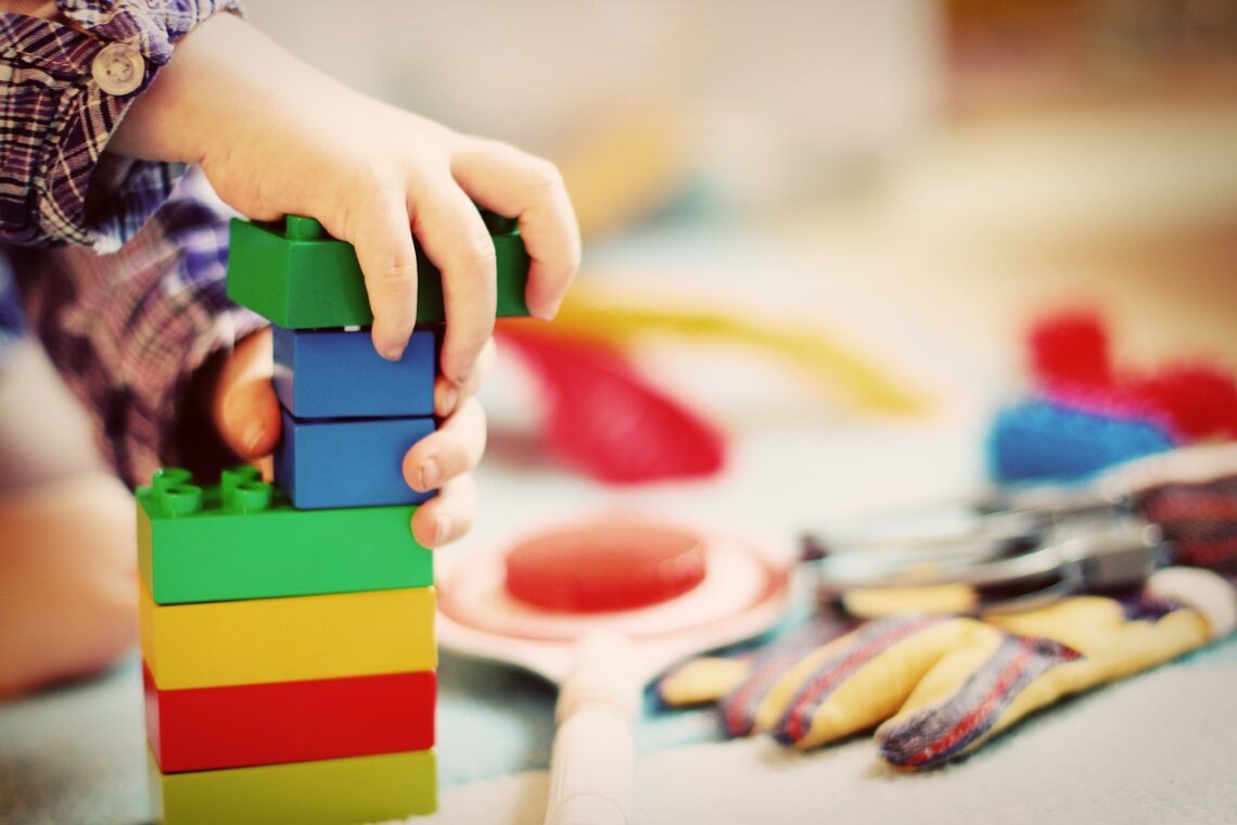 child-1864718_1280 Illustratie van Pixabay-Kindermomenten-Kerst-Lego