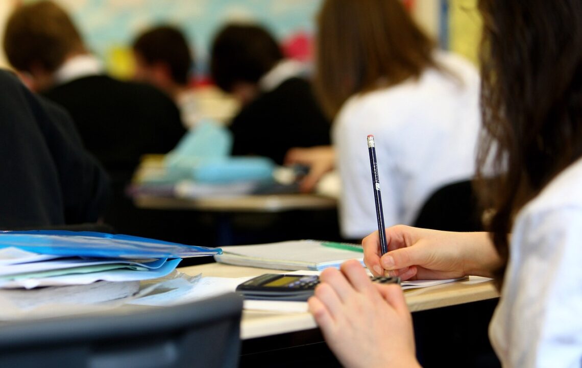Leerling achter bureau op school