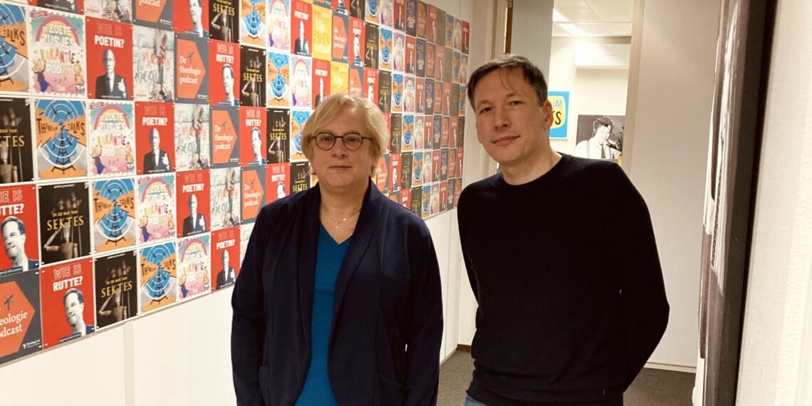 Foto van Emanuel Rutten en Elsbeth Gruteke bij het opnemen van de Theologie Podcast