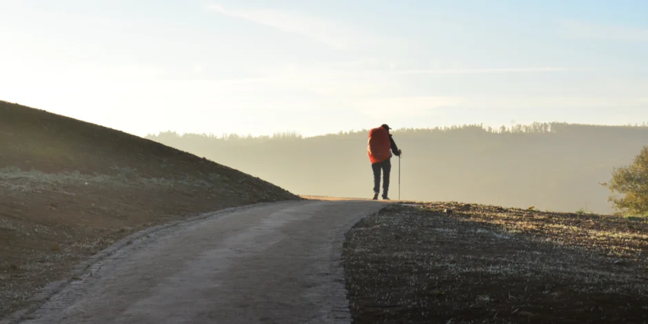 Een wandelaar op weg