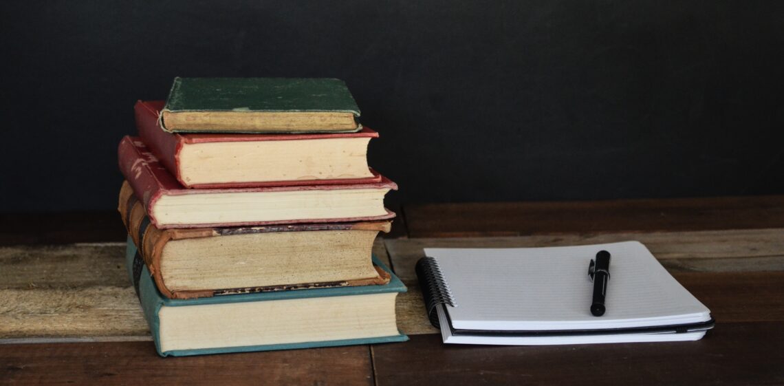 Schrijfbureau Schrijfbureau met stapel boeken en notitieblok