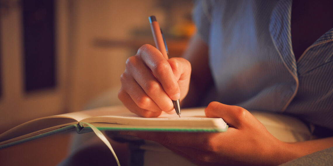 Vrouw die schrijft in notitieboek Vrouw die schrijft in notitieboek