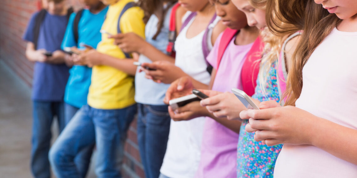 jongeren die op hun telefoon zitten jongeren die op hun telefoon zitten