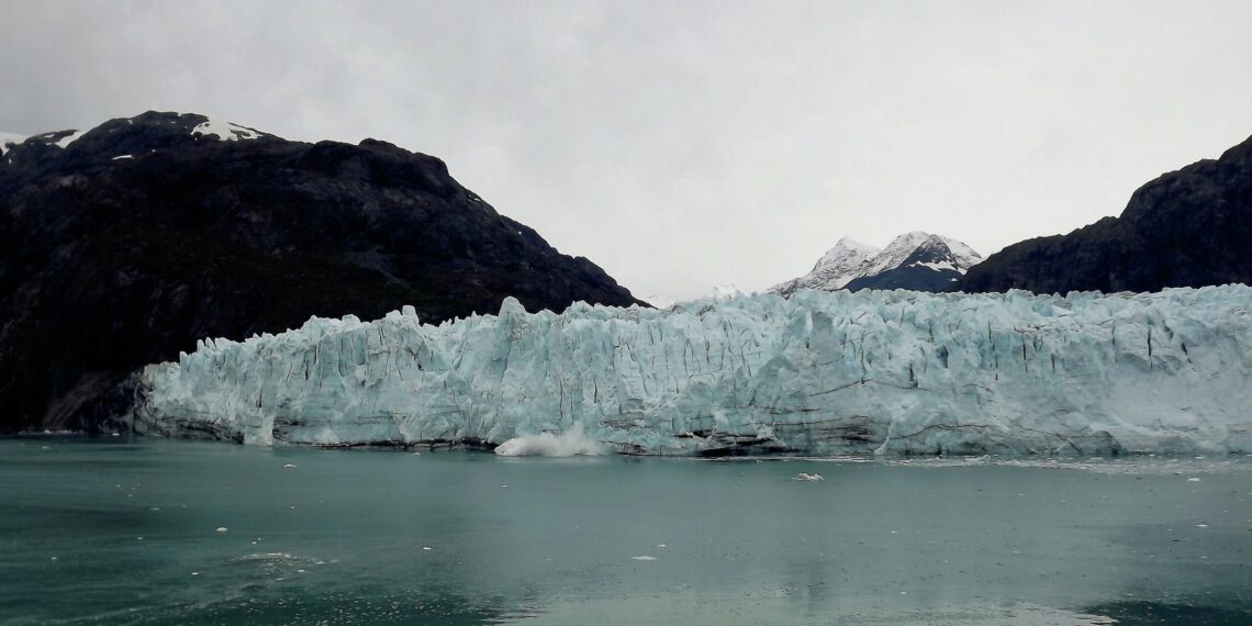 ijsschots met smeltwater eromheen
