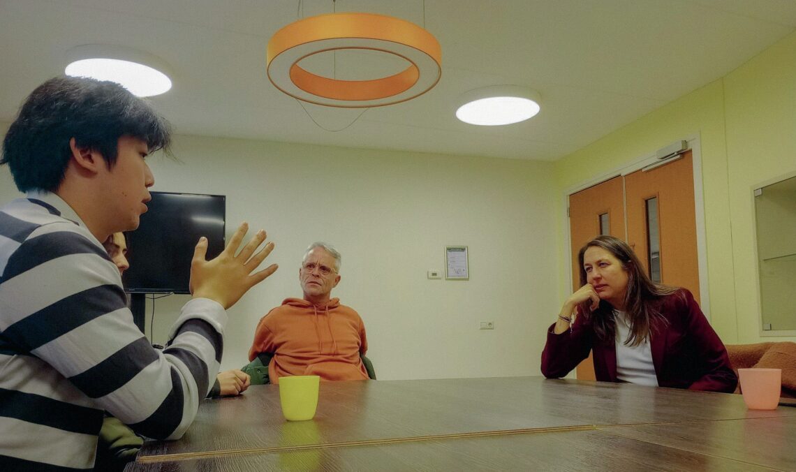 Wethouder Marjolein Moorman (r) op bezoek in de Rotterdamse Pauluskerk
