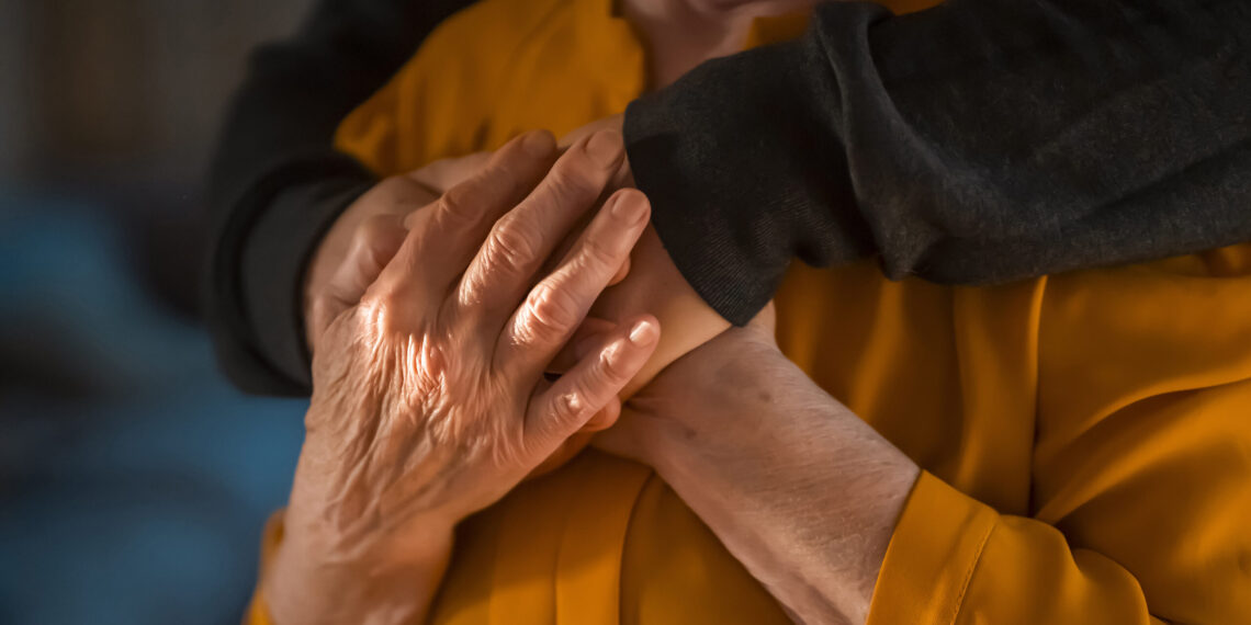 Man omhelst zijn oma