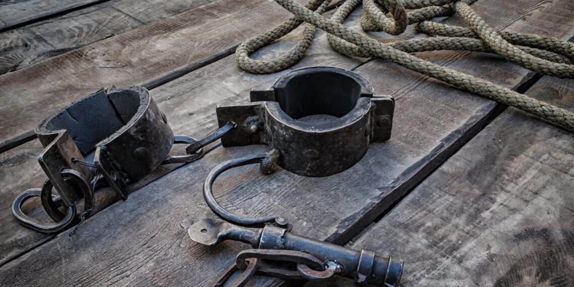 metalen instrumenten die gebruikt werden om mensen vast te binden