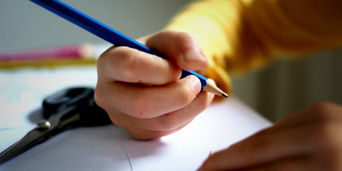 write-8487618_1280 Kind die aan het schrijven is met een potlood