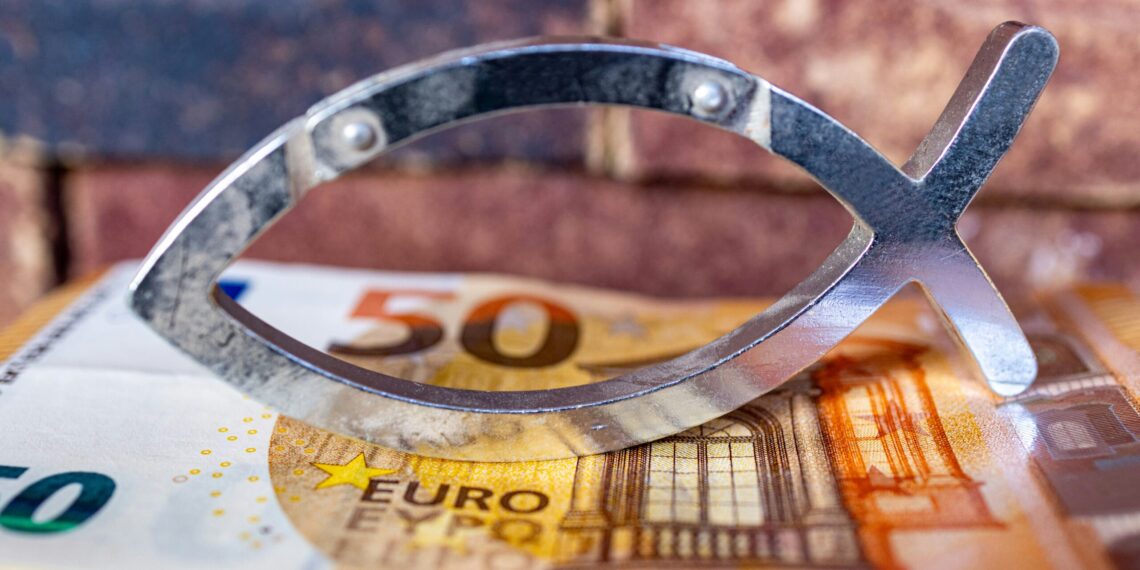 Ichtus-vis Een ichtus-vis van metaal staat op een eurobriefje van vijftig