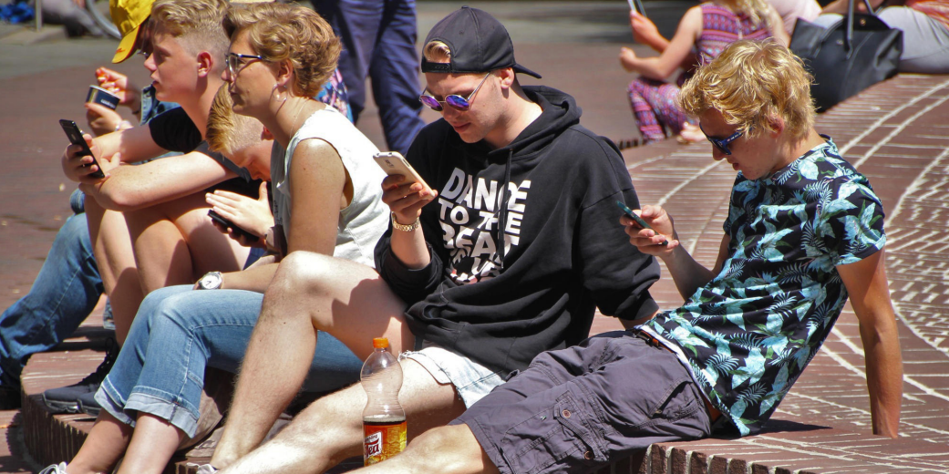 Gezin zittend op straat