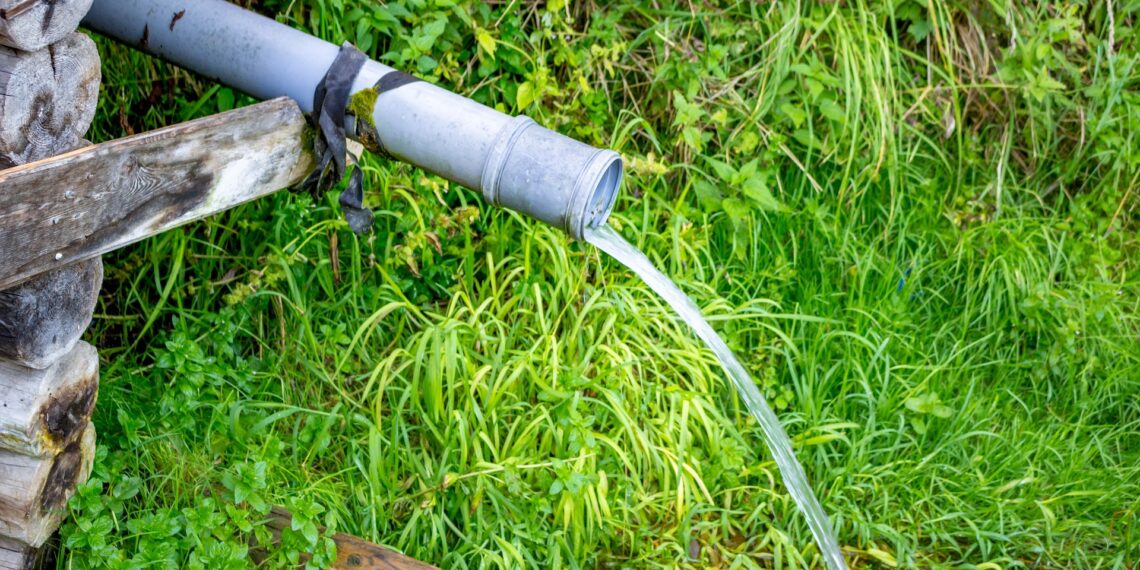 Regenpijp Regenpijp waar water uit stroomt