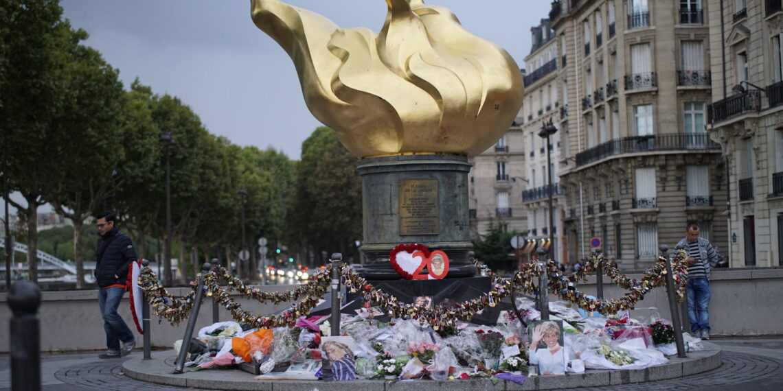 ‘Place de l’Alma’ ‘Place de l’Alma’, vlam van de vrijheid, in Parijs, een onofficieel Diana-gedenkteken bedekt met bloemen en ‘liefdesslotjes’.