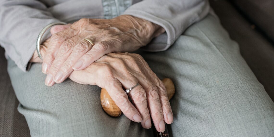 Hand van een oude vrouw Een hand van een oude vrouw met wandelstok.