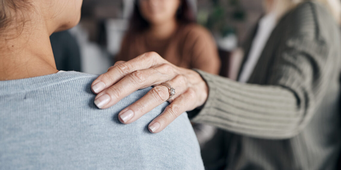Vrouw troost een andere vrouw Oude vrouw met ring die een andere vrouw troost