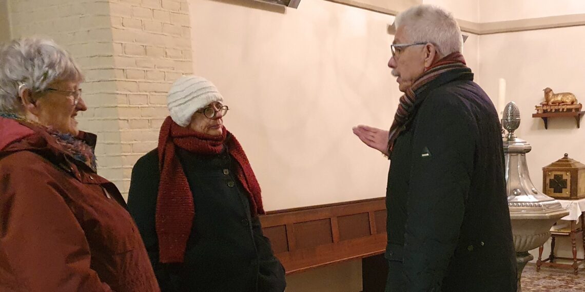 Marga Zwiggelaar Marga Zwiggelaar geeft uitleg aan bezoekers in de kapel.