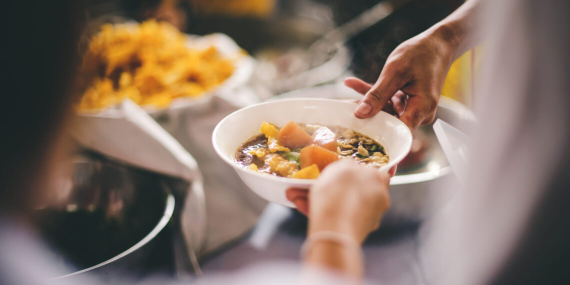 Eten dat wordt uitgedeeld