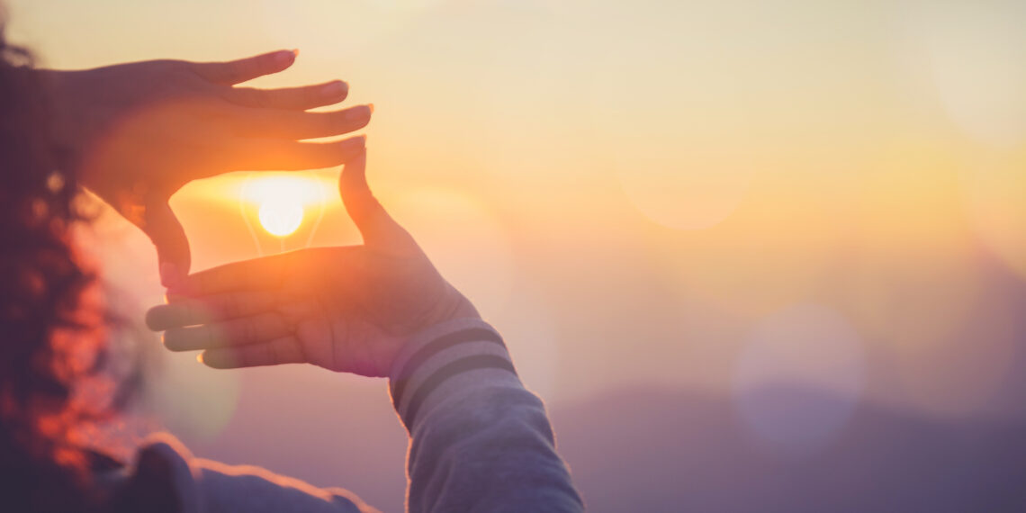 Vrouw vormt een vierkant om de zon Vrouw vormt een vierkant om de zon