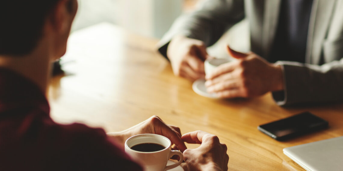 Gesprek aan tafel met koffie