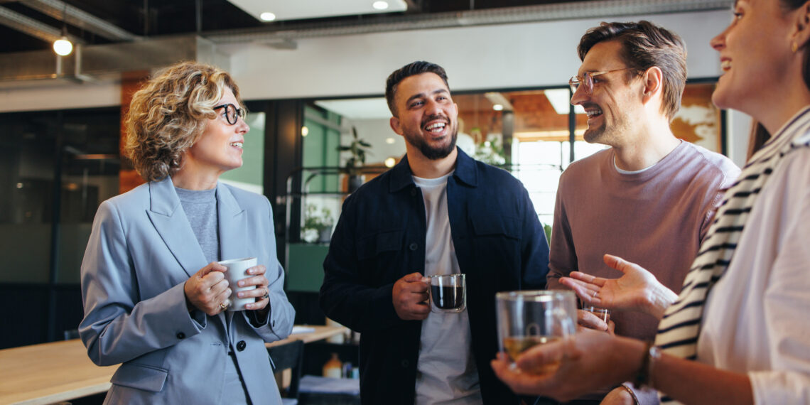 4 mensen hebben een gesprek met koffie.