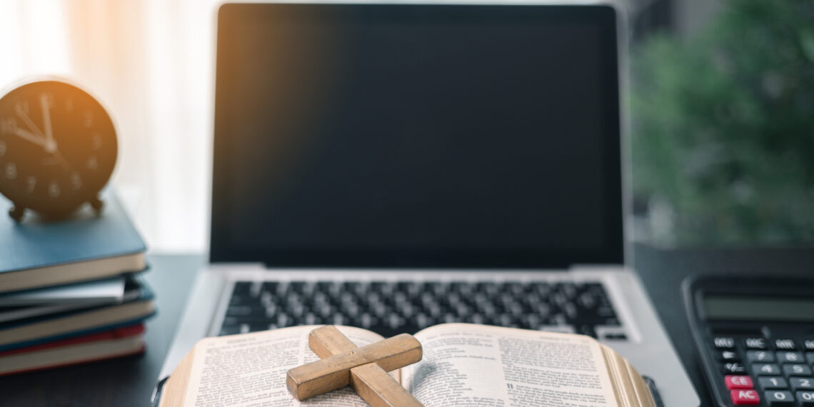 Kruis op een bijbel voor een laptop Kruis en een bijbel voor een laptop