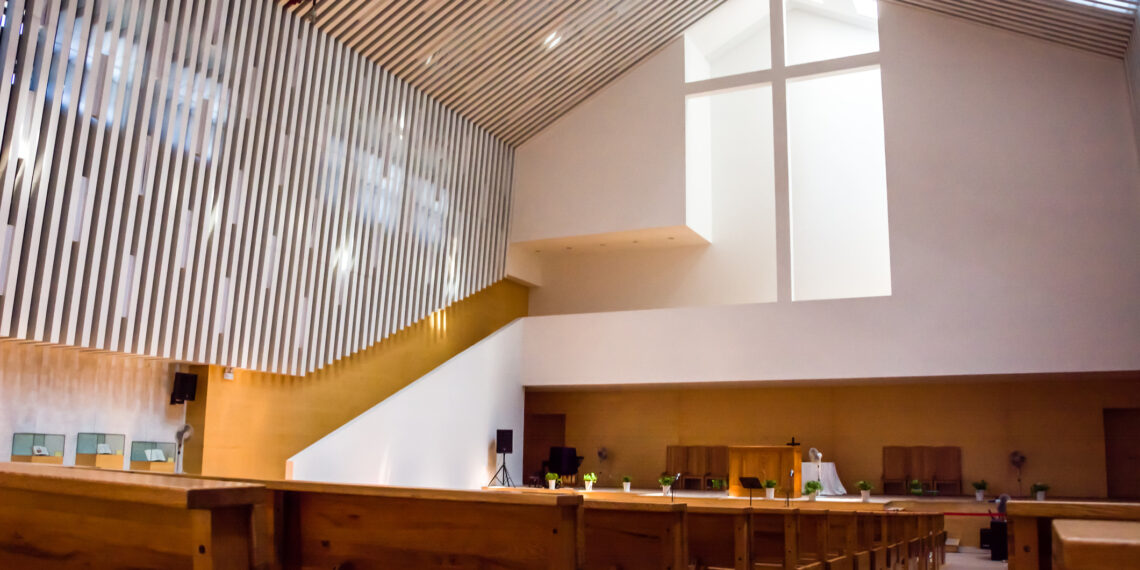 Interieur van een kerk Interieur van een moderne kerk