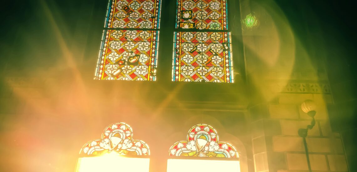 kerkramen Kerkramen waardoor zonlicht schijnt