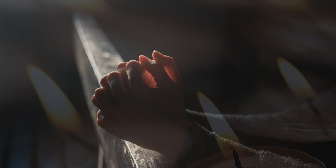 Bidden in de kerk Persoon aan het bidden in de kerk