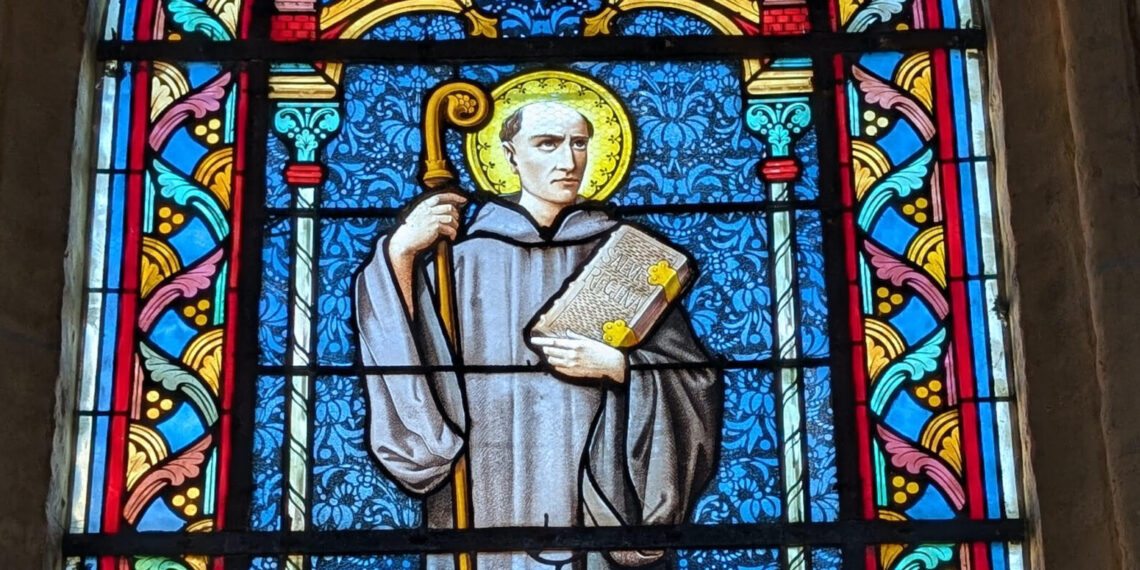 Bernardus van Clairvaux, raam in kerk in Crotoy. Bernardus van Clairvaux, raam in kerk in Crotoy.