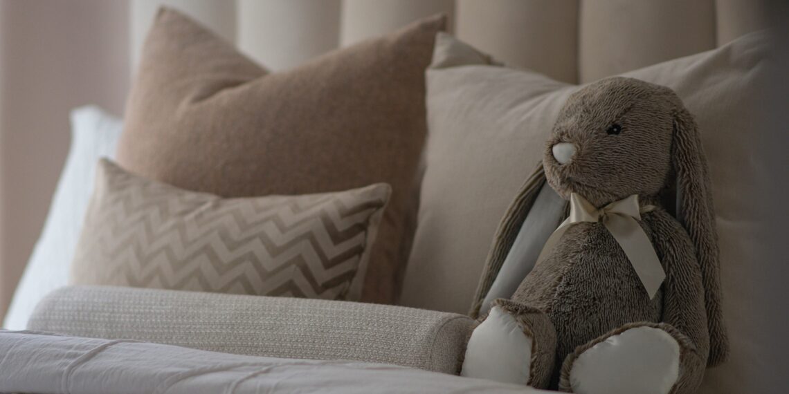 Bed met een knuffel Knuffel op bed