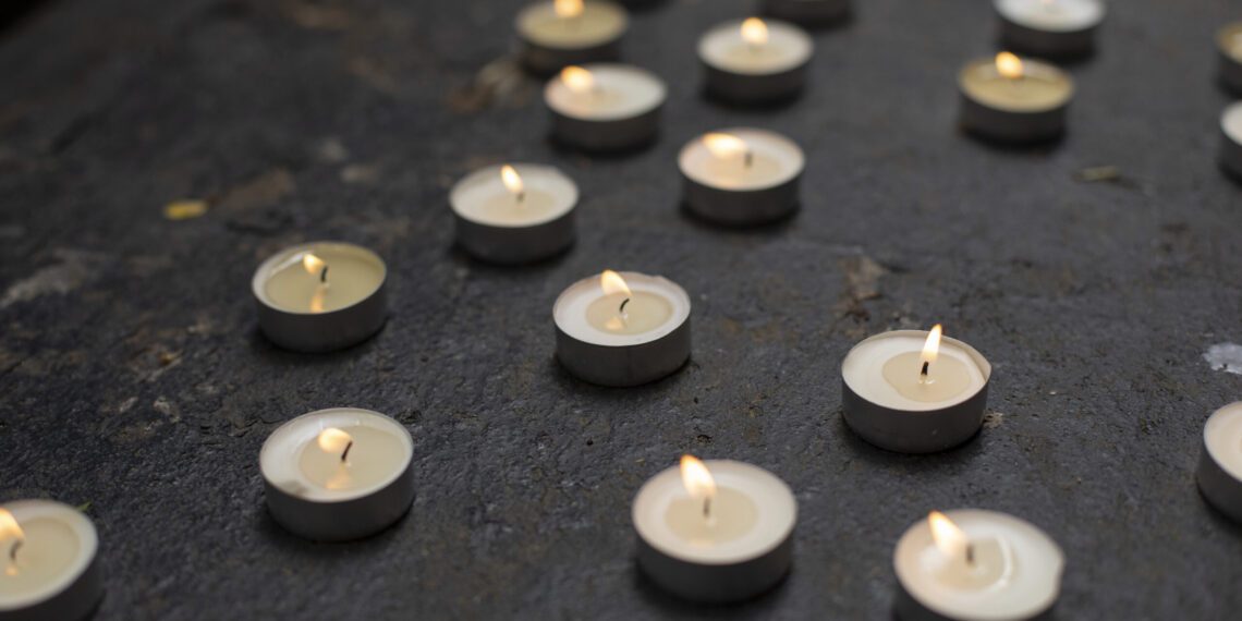Kaarsjes op een graf