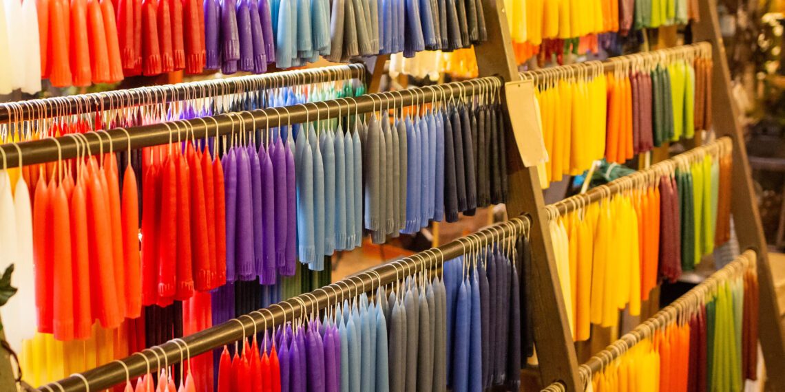 Verschillende kleuren kaarsen bij een kaarsenmakerij