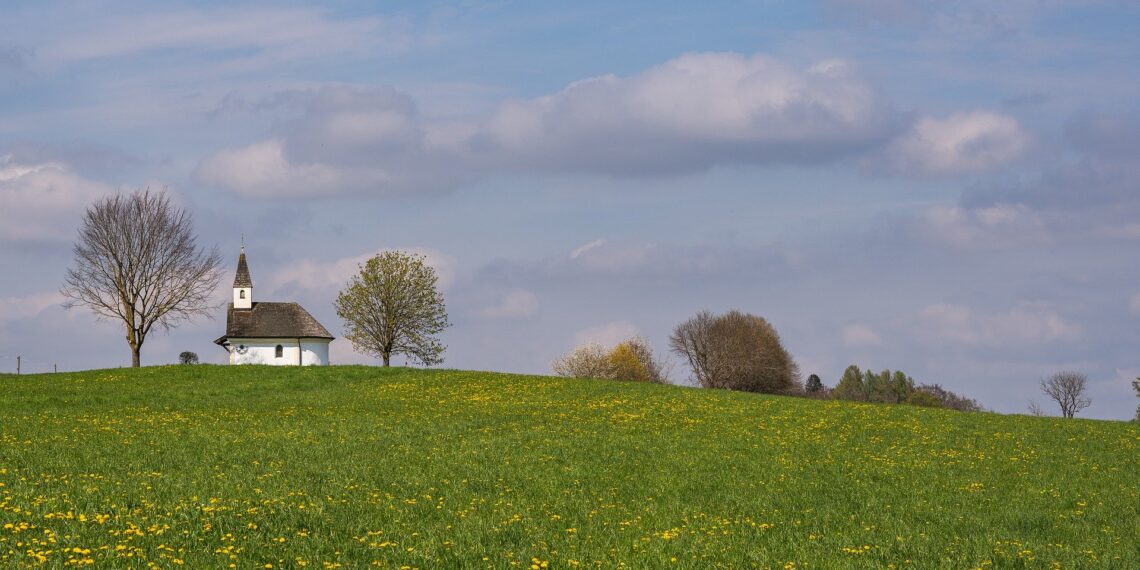 Klein kapelletje Kleine kerk op een heuvel